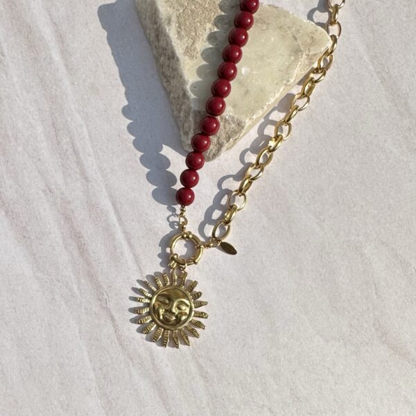 img_7582-2 Ketting bordeaux zon