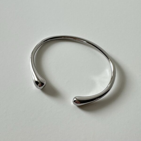 Open bangle glad